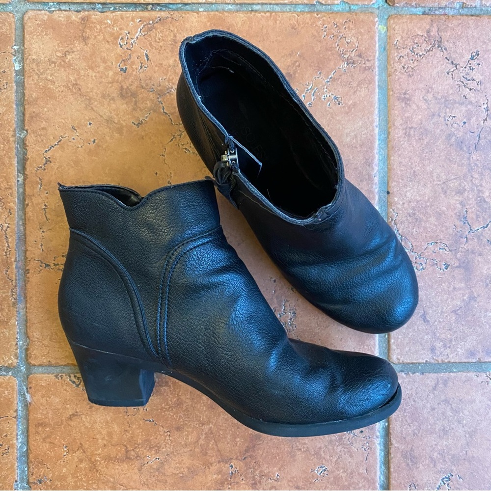 Women’s Size 8 Black Bootie Style Acrobatic by Aerosole